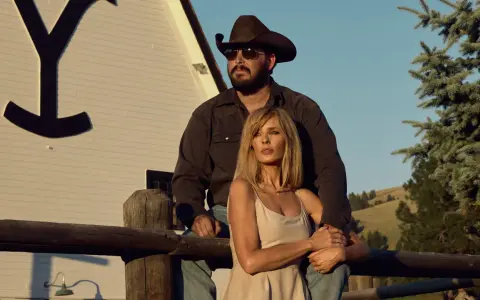 John Dutton i Beth Dutton na ranczu w Yellowstone sezon 5. Słońce zachodzi nad Montaną, a oni patrzą w dal.