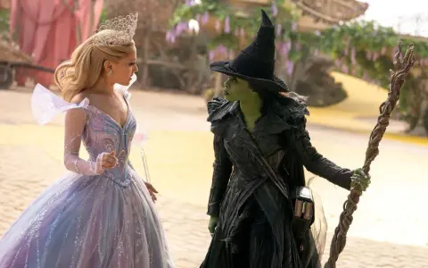 Glinda i Zielona Wiedźma w krainie Oz. Chcesz wiedzieć, **wicked gdzie obejrzeć**?