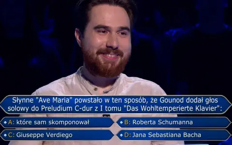 Uśmiechnięty uczestnik w programie Milionerzy zastanawia się, gdzie jest błąd w pytaniu o "Ave Maria" Gounoda.