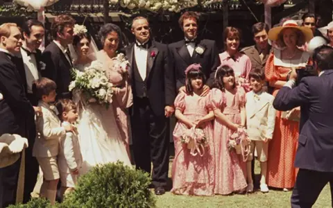 Wesele z filmu "Ojciec Chrzestny". Obsada filmu pozuje do zdjęcia rodzinnego, wśród nich Marlon Brando jako Don Corleone.
