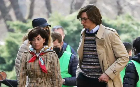 Lady Gaga i Adam Driver, gwiazdy filmu "Dom Gucci", w stylizacjach z planu filmowego.