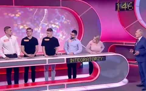 Na placu zabaw Familiady można znaleźć drużynę "Integratorzy" i prowadzącego.