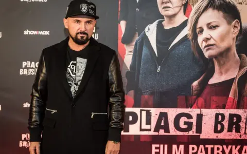 Patryk Vega na premierze filmu "Plagi Breslau". Reżyser w czapce i skórzanej kurtce.