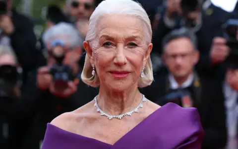 Helen Mirren w fioletowej sukni, olśniewająca na czerwonym dywanie. Jej bogata kariera obejmuje niezliczone filmy, seriale i programy.