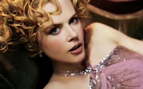Nicole Kidman w różowej, cekinowej sukni, z burzą blond loków. Jej spojrzenie przywodzi na myśl jej niezapomniane role w filmach.