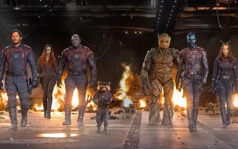 Strażnicy Galaktyki: Volume 3 obsada – Star-Lord, Gamora, Drax, Rocket, Groot, Nebula i Mantis idą przez płonące ruiny.