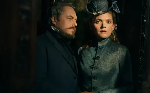 Para z epoki wiktoriańskiej, jak z serialu "Lalka" Netflix, w mrocznym wnętrzu.