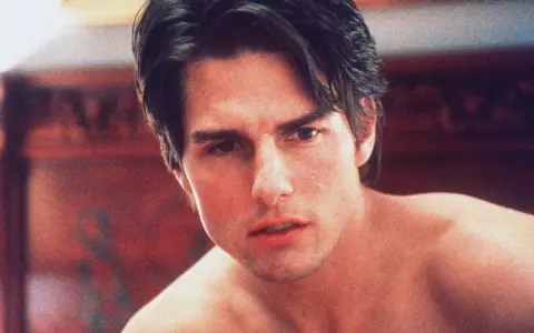 Tom Cruise w jednym ze swoich filmów, z charakterystycznym spojrzeniem.