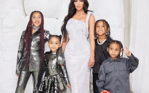 Kim Kardashian z dziećmi w błyszczących strojach. North, Saint, Chicago i Psalm pozują do rodzinnego zdjęcia.