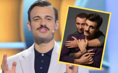 Kto prowadzi koło fortuny? Na zdjęciu widać prezentera z charakterystycznym wąsem, a obok niego zdjęcie dwóch mężczyzn w uścisku.