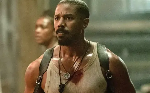 Michael B. Jordan jako John Kelly w filmie "Grzesznicy". W tle widać innych członków obsady.