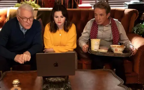 Steve Martin, Selena Gomez i Martin Short analizują dowody na laptopie. Czy to zapowiedź zbrodnie po sąsiedzku sezon 5?