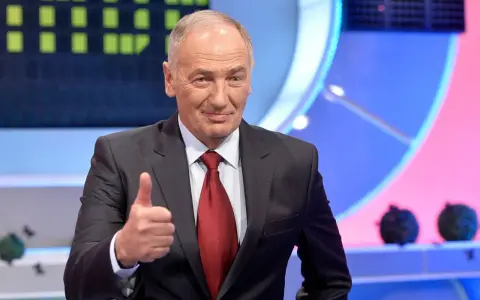 Uśmiechnięty mężczyzna w garniturze pokazuje kciuk w górę. Czy to znak, że wspólnie rozwiążemy Familiadę?