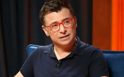 Kacper Kuszewski w okularach, rozmawiający z żoną.