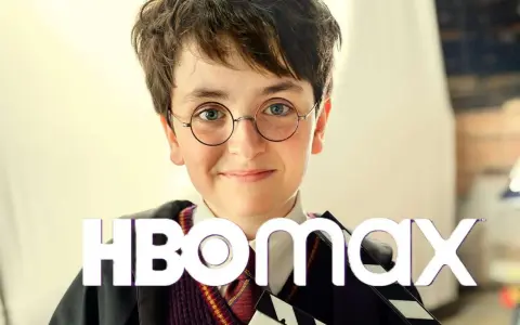Chłopiec w okularach jak Harry Potter z klapsem filmowym. Chcesz wiedzieć, harry potter gdzie obejrzeć? Sprawdź HBO Max!