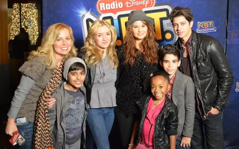 Obsada programu telewizyjnego Jessie pozuje do zdjęcia z Radio Disney.