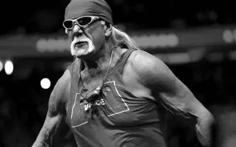 Hulk Hogan nie żyje. Ikona wrestlingu w bandanie i okularach, z charakterystycznym wąsem, w koszulce z napisem "Vengeance".