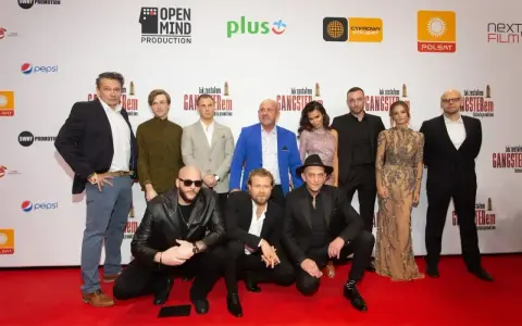 Obsada filmu "Jak zostałem gangsterem" na czerwonym dywanie.