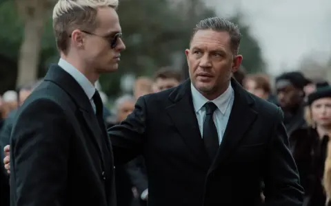 Tom Hardy i jego młodszy towarzysz w garniturach, część obsady "Strefy gangsterów", na pogrzebie.