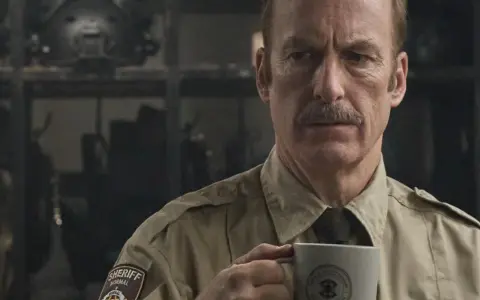 Bob Odenkirk w roli szeryfa z kubkiem w dłoni. Jego filmy, seriale i programy to gwarancja świetnej rozrywki.