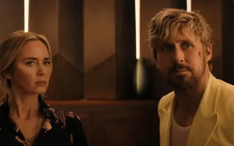 Emily Blunt i Ryan Gosling w scenie z filmu, który można obejrzeć w ramach ale kino program tv.