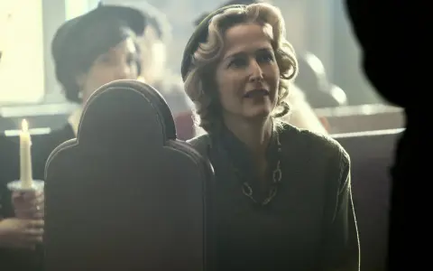 Gillian Anderson w retro stylizacji, przypominającej jej role w filmach i serialach.