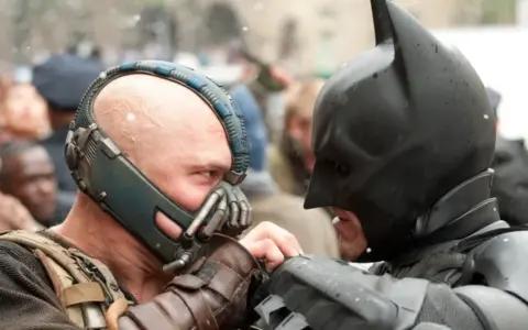 Batman (Robert Pattinson) i Bane (Tom Hardy) w scenie walki. Batman 2022 obsada w akcji.