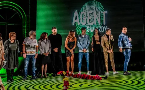 Uczestnicy programu "Agent Gwiazdy" na scenie. Kto jest agentem?