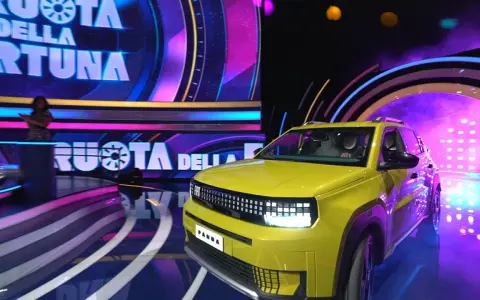 Żółty Fiat Panda wjeżdża na scenę programu "La Ruota Della Fortuna".