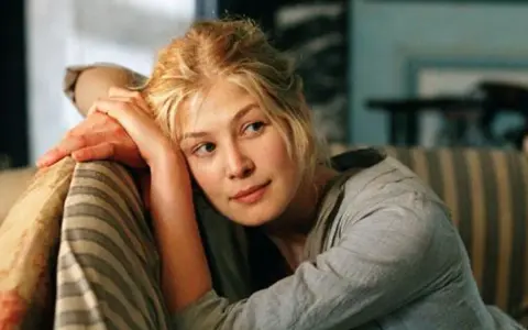 Rosamund Pike w filmach i serialach, jak na przykład w tej scenie, zachwyca swoją grą.