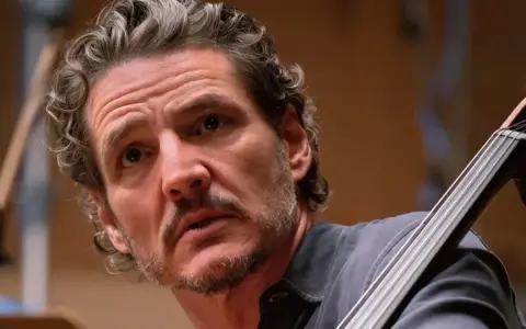 Pedro Pascal, znany z wielu filmów, seriali i programów, gra na wiolonczeli.