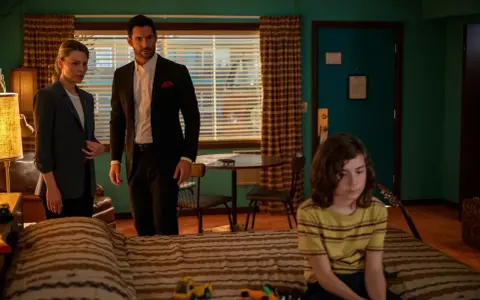 Chloe i Lucifer z sezonu 6 rozmawiają z dzieckiem w pokoju.