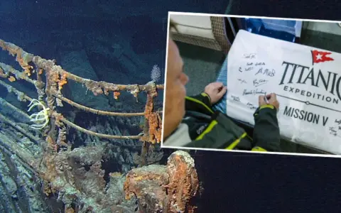Wraki Titanica na dnie oceanu i podpis na banerze "Titanic Expedition Mission V". Chcesz wiedzieć, gdzie obejrzeć film o tej wyprawie?