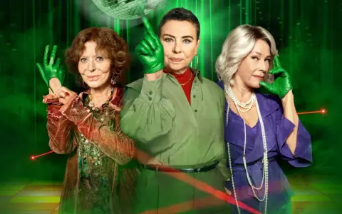 Gang zielonej rękawiczki: trzy kobiety w kolorowych strojach i zielonych rękawiczkach pozują na tle dyskotekowej kuli i zielonych świateł.