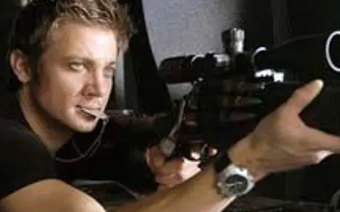 Jeremy Renner jako żołnierz z karabinem snajperskim w filmie "28 tygodni później obsada".