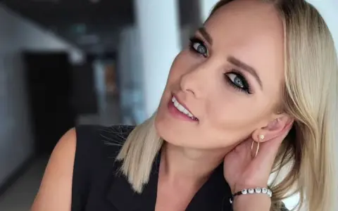 Aleksandra Radwan, uśmiechnięta, z niebieskimi oczami i blond włosami, w czarnej kamizelce. Czy to ona w "Jaka to melodia"?