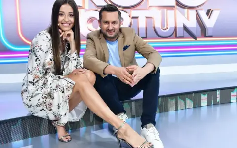 Uśmiechnięta prowadząca i Rafał Brzozowski, kto prowadzi Koło Fortuny, siedzą na scenie.