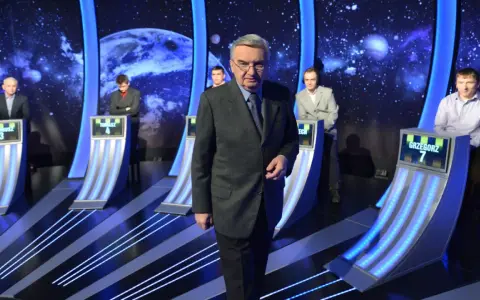 Wielki finał "Jeden z dziesięciu". Uczestnicy Eugeniusz, Tomasz i Grzegorz czekają na swoją kolej.