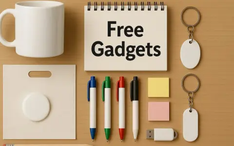 Darmowe gadżety, jakimi reklamują się firmy: kubek, torba, długopisy, pendrive, breloki, notatnik z napisem "Free Gadgets" i ołówek.