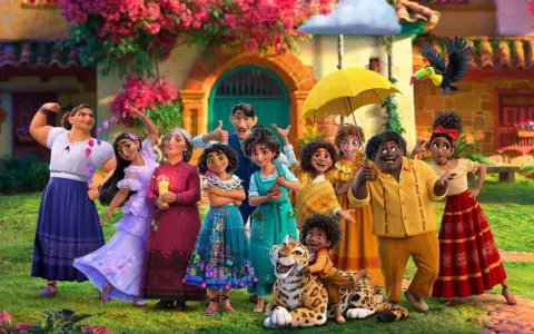 Rodzina z filmu nasze magiczne encanto netflix, z Mirabel w centrum, pozuje przed kolorowym domem.