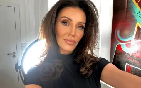Dominika Serowska, wiek nieznany, pozuje do selfie w czarnej bluzce. W tle widać drzwi, lampę i abstrakcyjny obraz.
