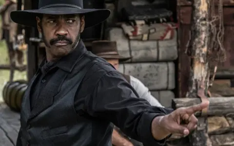 Denzel Washington w westernowym kapeluszu, jak w jego najlepszych filmach, wskazuje palcem.