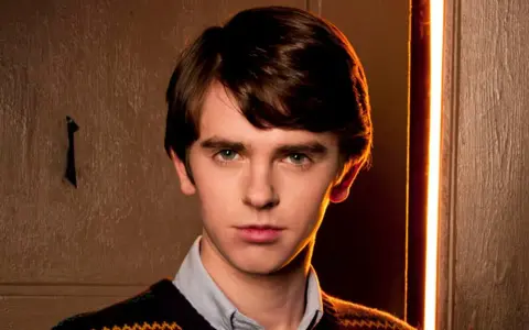 Freddie Highmore w serialu "The Good Doctor". Jego role w filmach i serialach to prawdziwe perełki.