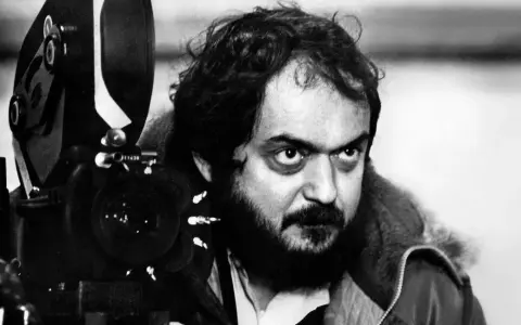 Intensywny kubrick stare zza kamery. Jego spojrzenie przenika, gdy przygotowuje się do ujęcia.
