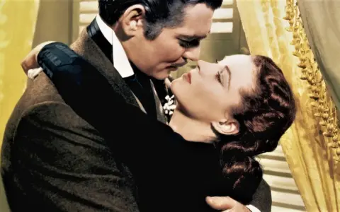 Scarlett O'Hara i Rhett Butler z filmu "Przeminęło z wiatrem" w namiętnym uścisku.
