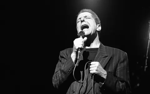 Leonard Cohen śpiewa z pasją, a jego głos niesie się w ciemności. Alleluja, jaka to melodia!