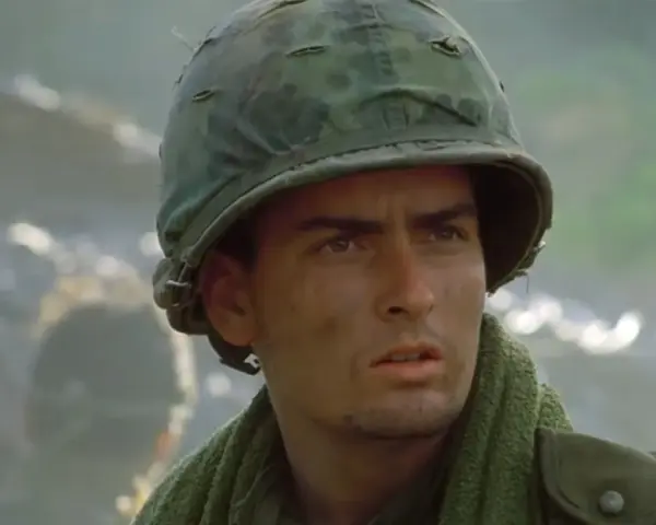 Charlie Sheen w wojskowym hełmie, jak w jego słynnych **filmach, serialach i programach**.