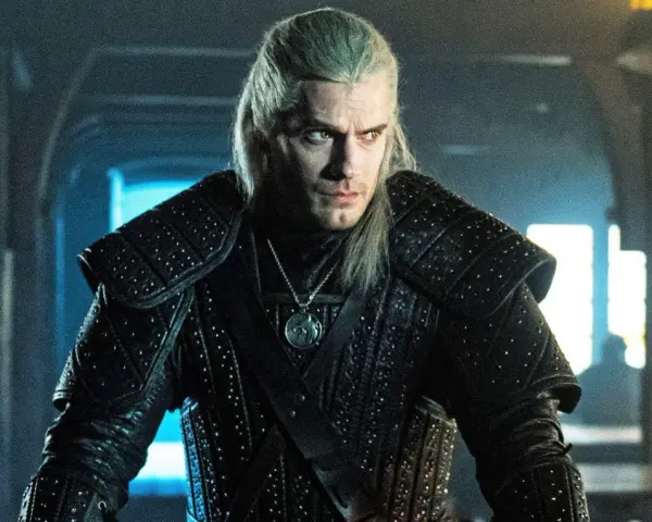 Geralt z Rivii w zbroi, gotowy do walki. Wiedźmin kolejność wydarzeń w jego życiu jest skomplikowana.