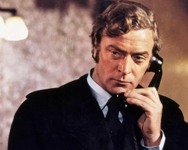 Michael Caine w jednym ze swoich kultowych filmów, rozmawia przez telefon.