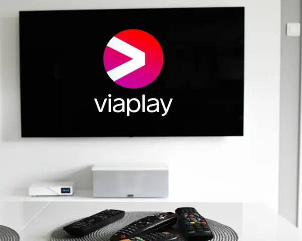 Telewizor z logo Viaplay. Na stole piloty, gotowi do oglądania.